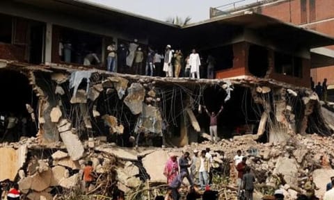 Protesters and observers gather around Dhanmondi-32 residence of Bangabandhu Sheikh Mujibur Rahman (Reuters)