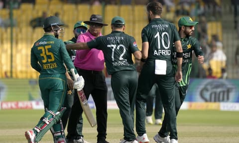 Umpire Asif Yaqoob talks with South Africa's Mathew Breetzke and Pakistan's Shaheen Shah Afridi, after they exchange words during the tri-series ODI cricket match between Pakistan and South Africa, in Karachi (AP) 