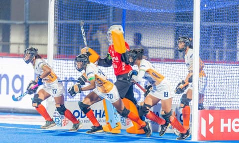 India players look to thwart a penalty corner 