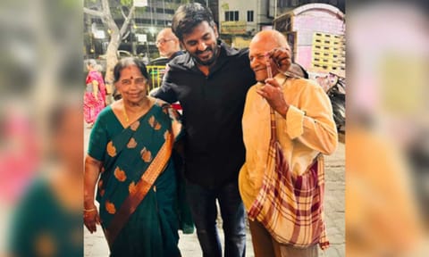  Director Ashwath Marimuthu with his parents (IANS)