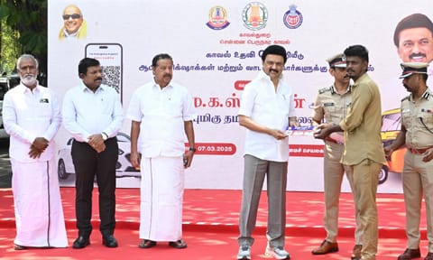 CM Stalin handed over QR codes to auto-rickshaw drivers