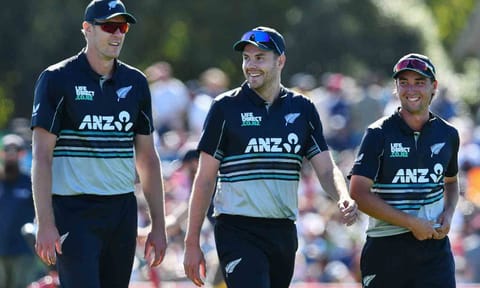 New Zealand’s Kyle Jamieson (l), Jacob Duffy (C) and Zakary Foulkes walk back to the pavilion 