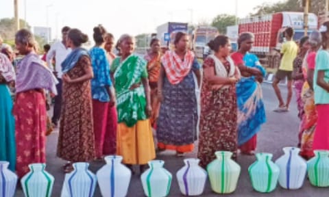 Residents block Tiruchy-Chennai bypass with empty pots on Tuesday 
