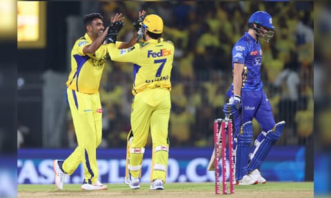 Ravichandran Ashwin with MS Dhoni (Photo: X-@IPL)