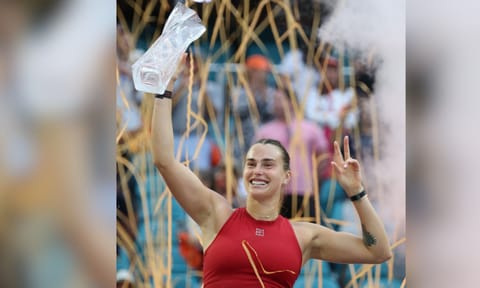 Aryna Sabalenka celebrates with the Butch Buchholz Trophy 