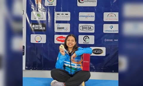 Sift Kaur Samra poses with her gold medal 