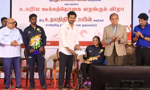 Udhayanidhi Stalin presents cash award to para-athlete Keerthika Jayachandran 