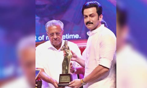  Kerala Chief Minister Pinarayi Vijayan presented the Best Actor Award to actor Prithviraj Sukumaran (IANS)