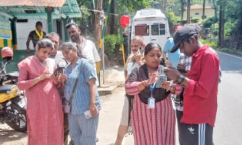 Tourists being helped to register for e-pass at Mel Gudalur 