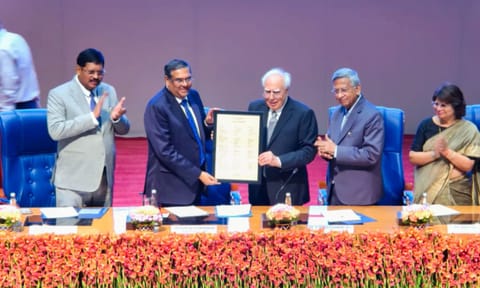 Outgoing Chief Justice of India (CJI) Sanjiv Khanna with CJI-designate Justice Bhushan Ramkrishna Gavai, Supreme Court Bar Association President Kapil Sibal and others during a farewell function organised in his honour by Supreme Court Bar Association (SCBA), in New Delhi (PTI) 