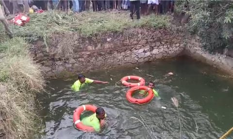 Fire brigades enage in search and rescue operation in a well near Sathankulam, Thoothukudi district after car with eight passengers fell into the well on Saturday evening.