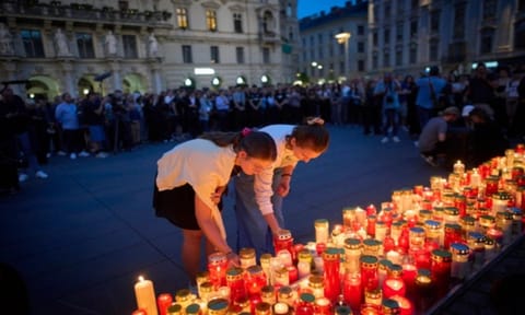 People lights candles for the victims (Photo: AP)
