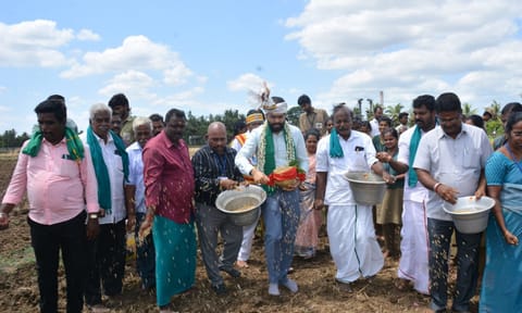 Nagapattinam Collector P Akash sowing kuruvai seeds with farmers 