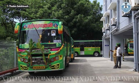 Private mini-bus (Photo: Thabin Sakthinesh) 
