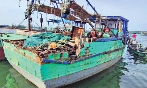 A damaged boat after SL patrol vessel rammed it near Neduntheevu 