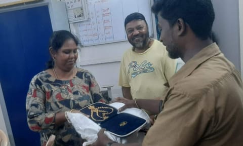 Honest auto driver returns passenger's gold, silk sarees worth lakhs in Chennai 