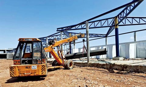 A crane actively engaging in the construction works of the Tiruvallur New Bus Stand in Vengadanallur (Photo: Prithiv Raj Anbu) 