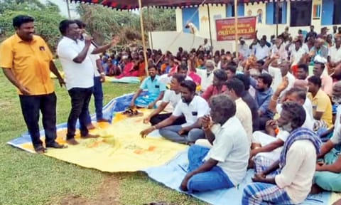 The residents of Valathur Panchayat staging a protest 