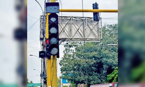 The newly installed traffic signal pole on the road is hidden by the old signal, which is causing confusion, complain motorists 