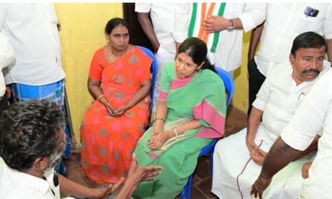 Kanimozhi Karunanidhi visits Kavin's house, assures of justice. (IANS)