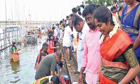 Newlyweds among devotees celebrate Aadi Perukku in Tiruchy 