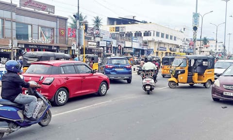 A busy junction on CTH road near Pattabiram bus shelter with vehicles criss-crossing without a traffic signal 