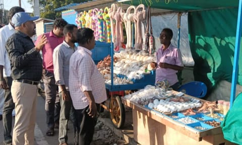Kanniyakumari collector orders clearance of illegal footpath encroachments (Image: Daily Thanthi) 