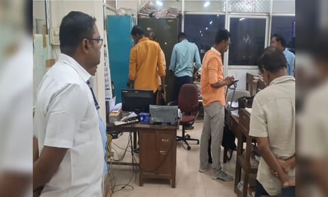 Bomb disposal squad conducts search at Trichy Collector’s Office (Photo/ANI)