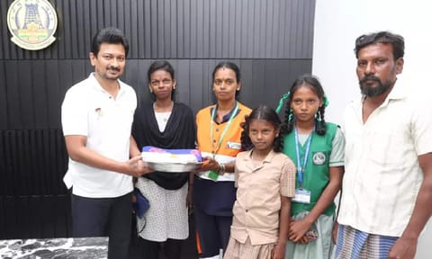 Deputy CM Udhayanidhi Stalin invited Clara and her family, felicitated them with gifts, and praised her for her honesty. 