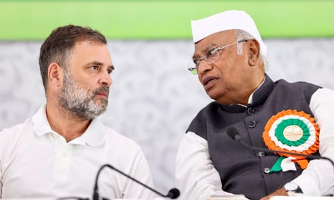 Congress President Mallikarjun Kharge with party leader and LoP in the Lok Sabha Rahul Gandhi during the extended Congress Working Committee (CWC) meeting, in Patna (PTI) 