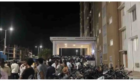 In the picture, relatives can be seen gathered in front of the emergency department of Karur Government Hospital. (Daily Thanthi) 