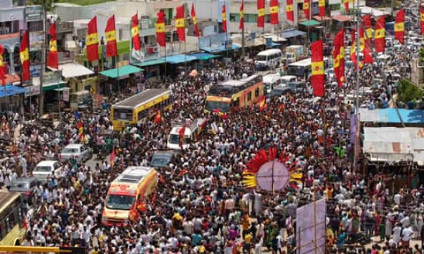 Wake up before a crowd gathers