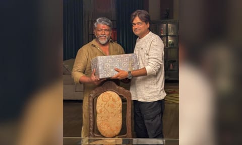 Actor Parthiban presents a momento to 'Ustaad Bhagat Singh' director Harish Shankar (IANS) 