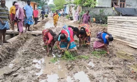 Kancheepuram residents protest by planting saplings 