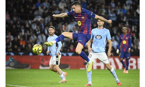 Robert Lewandowski beats the offside trap to flick the ball into the net for his second goal 