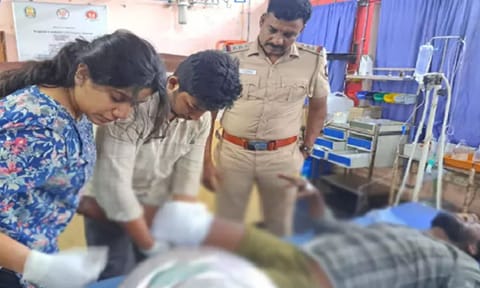 Accused being treated by the doctor (Daily Thanthi) 