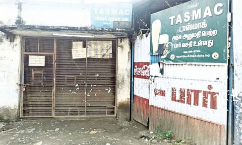 A Tasmac outlet lying closed in Tiruchy on Tuesday