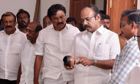  Finance Minister Thangam Thennarasu inspected the exhibition works of the "Porunai" Museum (X/@TThenarasu) 
