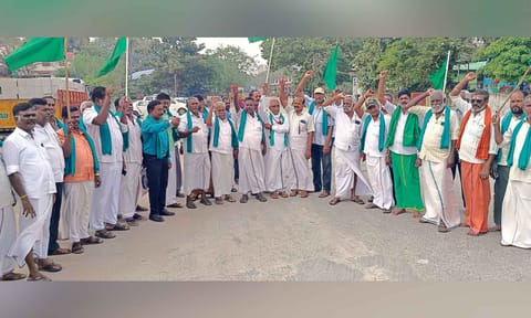 Members of the farmers’ association staging protest in front of Sirkazhi police station on Sunday 
