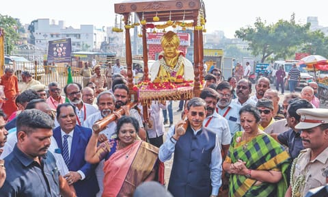 Governor RN Ravi, taking part in the Jathi Pallakku of Mahakavi Subramania Bharathiar on occasion of his 144th birth anniversary