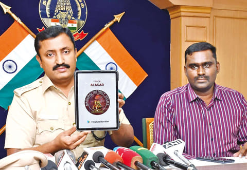 Madurai SP V Baskaran explaining the feature of ?Track Alagar? on ?Madurai Kaavalan? mobile app on Saturday