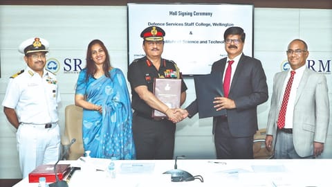 DSSC Commandant Lt Gen S Mohan and SRMIST V-CC Muthamizhchelvan after signing the MoU