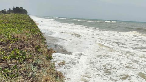 Rising waves at the coast of Suba uppalavadi.