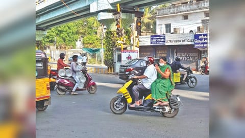 Haphazard traffic movement at Doveton junction in Purasaiwalkam due to faulty signals