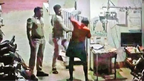 The CCTV image of the constable attacking the parking lot employee in Kumbakonam on Thursday night