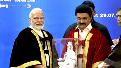 CM Stalin felicitates PM Modi, presents him Tiruvalluvar statue