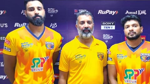 Chennai Blitz chief technical officer Thulasi Reddy (centre) with retained players GS Akhin (left) and Naveen Raja Jacob (File photo)
