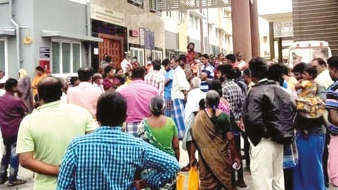 Family members protest before Pollachi Government Hospital
