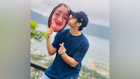 Philippines man goes on vacation taking pillow with wife's face, see