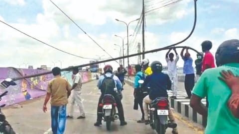 Lamp post collapses near Tambaram flyover, creates traffic jam